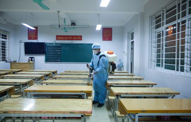 Phun khử khuẩn phòng chống dịch COVID-19 trong trường học. (Ảnh: TTXVN) Học sinh Ninh Thuận, Đồng Tháp tạm dừng đến trường để phòng dịch ảnh 1