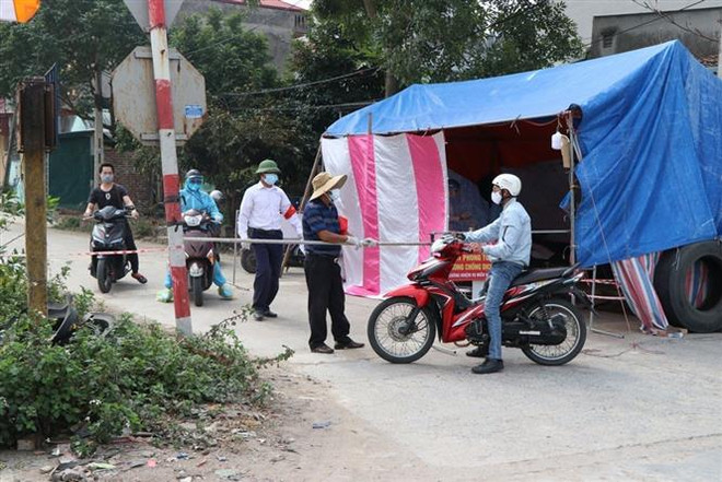 Chốt kiểm soát dịch tại xã Cẩm Phúc, huyện Cẩm Giàng, tỉnh Hải Dương. (Ảnh: Mạnh Minh/TTXVN) Hải Dương siết chặt kỷ luật, tránh lây nhiễm chéo trong khu cách ly ảnh 2