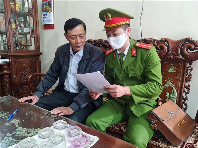 Lực lượng công an đến nhà dân tuyên truyền các quy định của pháp luật về pháo nổ. (Ảnh: Công Luật/TTXVN) Hình ảnh người chiến sỹ công an qua những bức thư của người dân ảnh 2