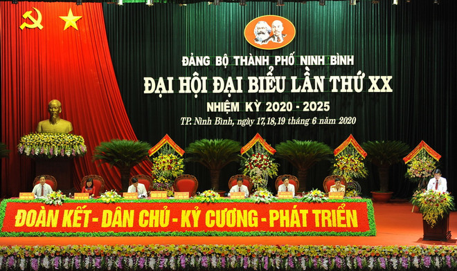 Đoàn chủ tịch tại Đại hội. (Ảnh: Minh Đức/TTXVN) Xây dựng thành phố Ninh Bình thành đô thị đầu mối giao thông ảnh 1