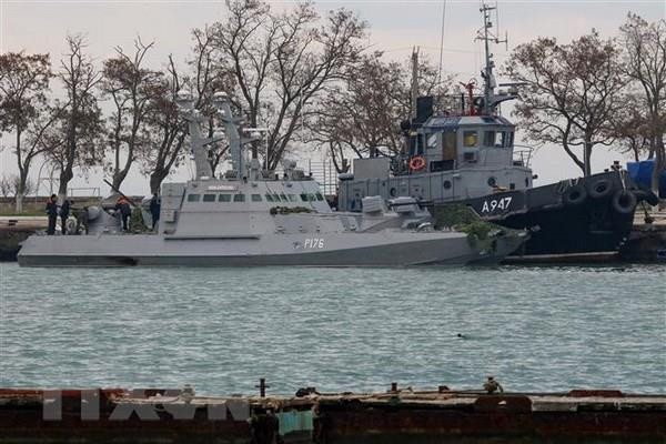 Tàu hải quân Ukraine bị bắt giữ tại Eo biển Kerch. (Nguồn: AFP/TTXVN) Ukraine kêu gọi Nga trả tự do cho các thủy thủ bị bắt gần Kerch ảnh 1