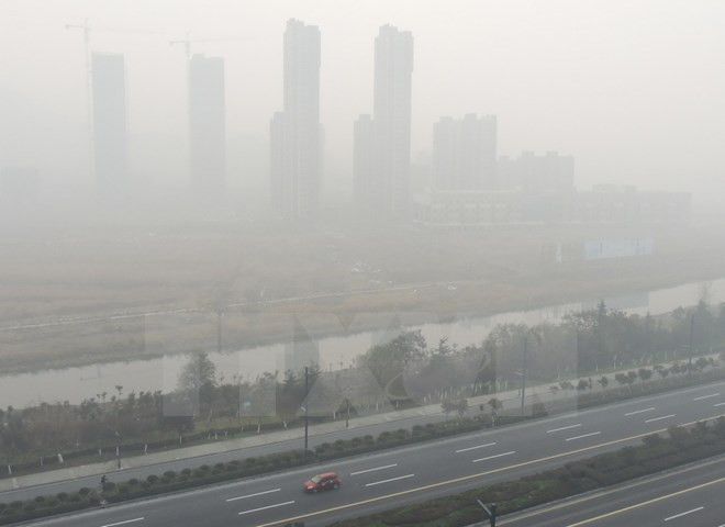 Trung Quốc lần đầu ban bố cảnh báo đỏ đối với ô nhiễm không khí ảnh 1