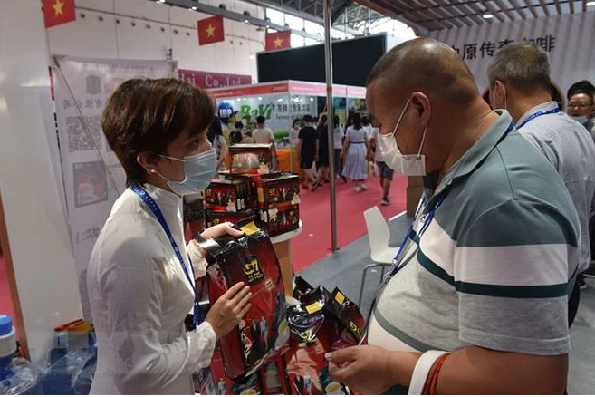 Khách tham quan tìm hiểu thông tin về sản phẩm tại một Hội chợ Trung Quốc-ASEAN. (Nguồn: TTXVN) caexpo.PNG
