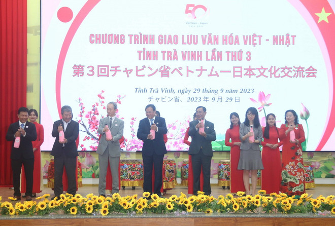 Các đại biểu thực hiện nghi thức khai mạc Chương trình bằng khui sâm banh. (Ảnh: Thanh Hòa/TTXVN) Nhiều tiết mục đặc sắc trong Chương trình Giao lưu Văn hóa Việt-Nhật ảnh 1