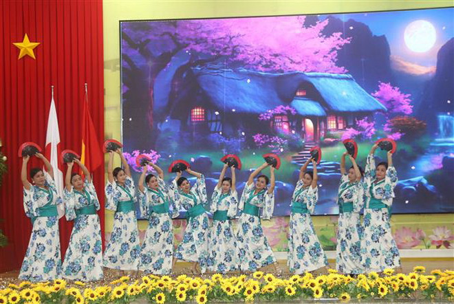 Tiết mục múa quạt Nhật Bản tại chương trình giao lưu. (Ảnh: Thanh Hòa/TTXVN) Nhiều tiết mục đặc sắc trong Chương trình Giao lưu Văn hóa Việt-Nhật ảnh 2