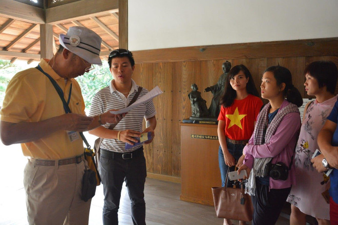 Hướng dẫn viên Nhật Bản giới thiệu thông tin với du khách Việt Nam. (Ảnh: CTV/Vietnam+) Vì sao nhiều doanh nghiệp Việt bị hủy tư cách đại diện xin visa Nhật? ảnh 2