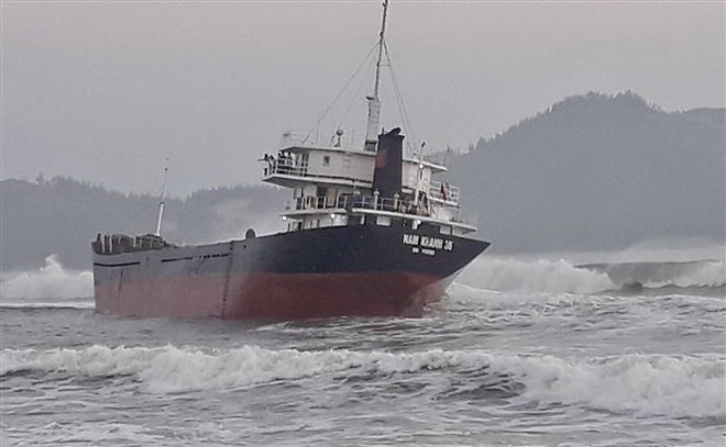 Bình Định: Cứu hộ thuyền viên tàu hàng mắc cạn trên vùng biển Đề Gi ảnh 1