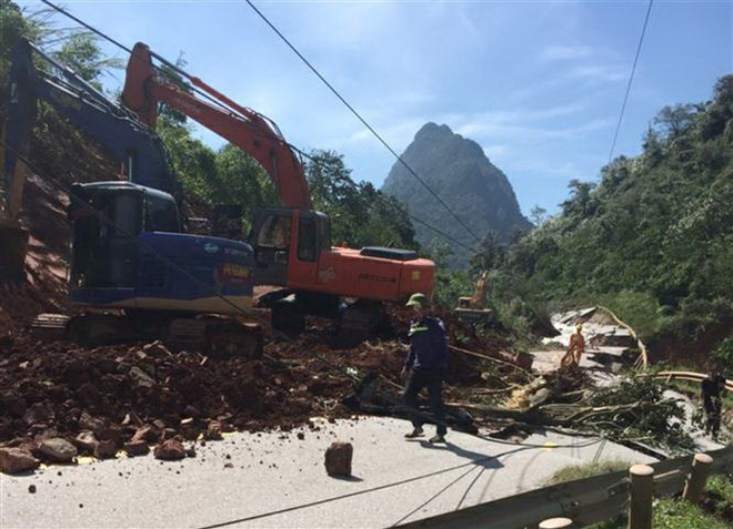 Quảng Bình: Xuyên đêm mở đường, thông tuyến, chạy đua với bão số 8 ảnh 2