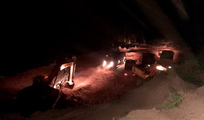 Quảng Bình: Xuyên đêm mở đường, thông tuyến, chạy đua với bão số 8 ảnh 1