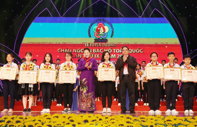 Chủ tịch Quốc hội Nguyễn Thị Kim Ngân và Trưởng Ban Tổ chức Trung ương Phạm Minh Chính tặng Bằng khen cho các đại biểu cháu ngoan Bác Hồ tại Đại hội. (Ảnh: Trọng Đức/TTXVN) Đại hội Cháu ngoan Bác Hồ: Vinh danh những 'bông hoa nghìn việc tốt' ảnh 2