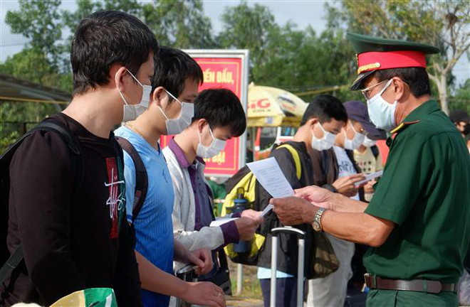 Trao giấy xác nhận cho các công dân hoàn thành cách ly. (Ảnh: Đức Hạnh/TTXVN) Việt Nam không ghi nhận ca mắc mới COVID-19 trong buổi sáng đầu tuần ảnh 1