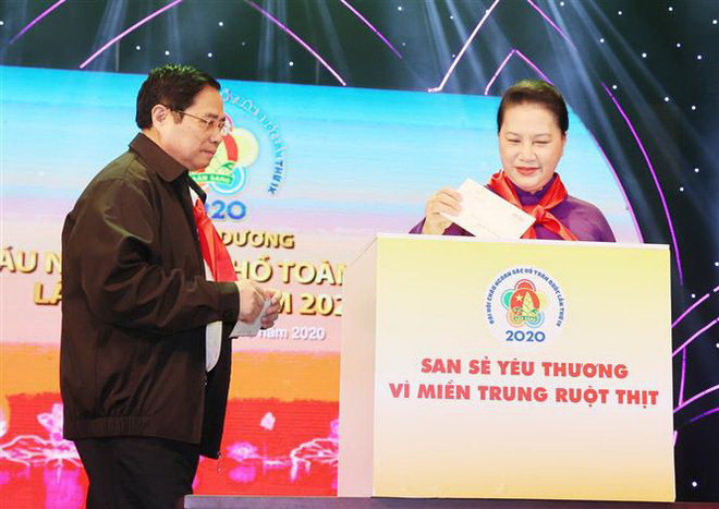 Chủ tịch Quốc hội Nguyễn Thị Kim Ngân và các đại biểu ủng hộ đồng bào miền Trung bị lũ lụt. (Ảnh: Trọng Đức/TTXVN) Đại hội Cháu ngoan Bác Hồ: Vinh danh những 'bông hoa nghìn việc tốt' ảnh 3