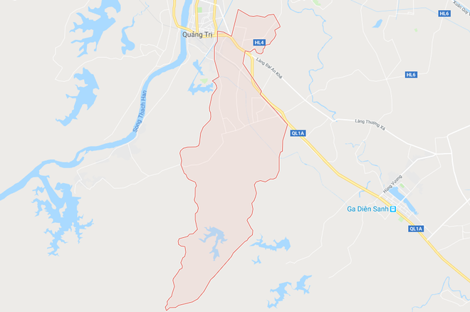 Xe khách chở 46 người bị lật nghiêng sang vệ đường, hư hỏng nặng ảnh 1