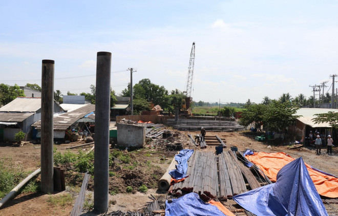 Vật liệu đã được tập kết tại các công trường để tiếp tục thi công Dự án cao tốc Trung Lương-Mỹ Thuận. (Ảnh: Tiến Lực/TTXVN) Đường cao tốc Trung Lương-Mỹ Thuận sẽ thông tuyến vào cuối năm 2020? ảnh 1
