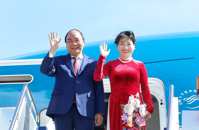 Thủ tướng Nguyễn Xuân Phúc và Phu nhân. (Ảnh: Thống Nhất/TTXVN) Thủ tướng lên đường thăm chính thức Romania và Cộng hòa Séc ảnh 1