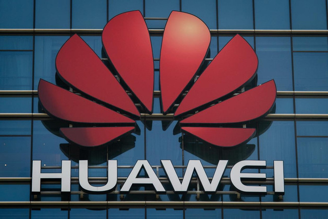Biểu tượng của Huawei tại văn phòng của tập đoàn ở tỉnh Quảng Đông, Trung Quốc. (Ảnh: AFP/TTXVN) Huawei đặt kỳ vọng vào triển vọng của lĩnh vực kinh doanh tiêu dùng ảnh 1