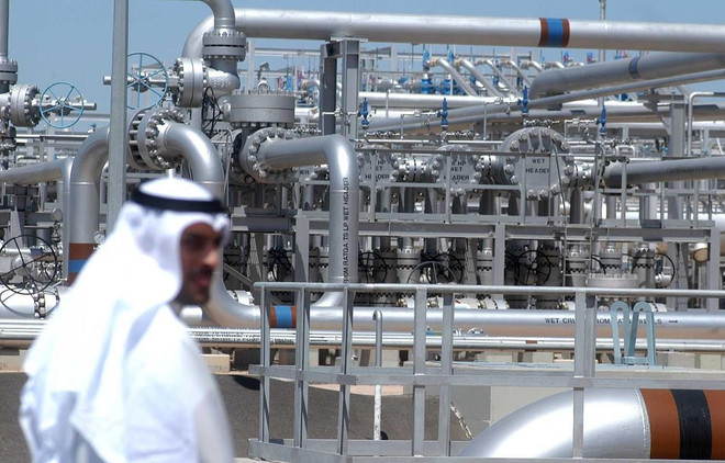 Một cơ sở lọc dầu ở Al-Rawdhatain, Kuwait. (Ảnh: AFP/TTXVN) Triển vọng nguồn cung thu hẹp tiếp tục hỗ trợ giá dầu thô thế giới ảnh 1