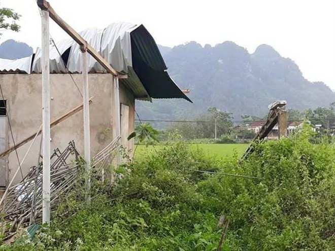 Một nhà dân bị tốc mái vì lốc xoáy. (Ảnh minh họa. Nguồn: TTXVN) Lốc xoáy khiến hàng chục ngôi nhà ở Quảng Bình bị tốc mái ảnh 1