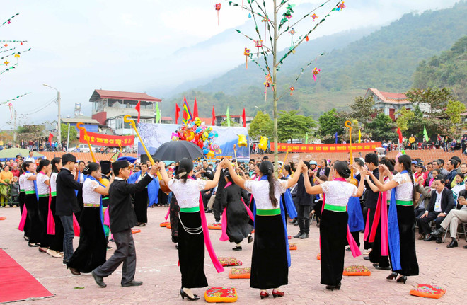 Điệu xòe Thái khai mạc Lễ hội đua thuyền đuôi én lần thứ 3, năm 2017 và Ngày hội thể thao các dân tộc thị xã Mường Lay, Điện Biên. (Ảnh: Xuân Tư/TTXVN) Văn hóa - nguồn lực nội sinh cho quá trình phát triển đất nước ảnh 2