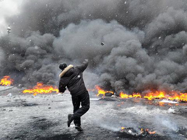 Người biểu tình ném đá vào cảnh sát Ukraine. (Nguồn: AFP) Tổng thống Ukraine chưa áp đặt tình trạng khẩn cấp ảnh 1
