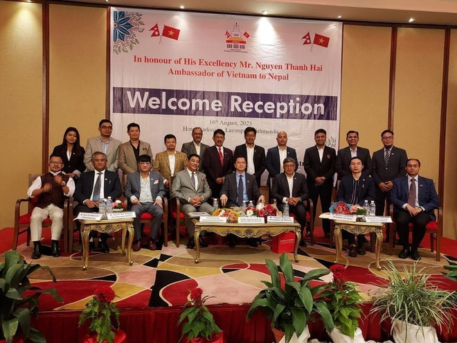 Đại sứ Nguyễn Thanh Hải chụp ảnh lưu niệm với đại diện các doanh nghiệp Việt Nam-Nepal. (Ảnh: TTXVN phát) Nepal mong muốn kết nối hàng không trực tiếp với Việt Nam ảnh 3