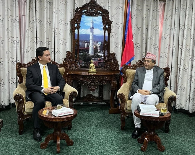 Đại sứ Nguyễn Thanh Hải trao đổi với Chủ tịch Hạ viện Nepal Dev Raj Ghimire. (Ảnh: TTXVN phát) Nepal mong muốn kết nối hàng không trực tiếp với Việt Nam ảnh 2