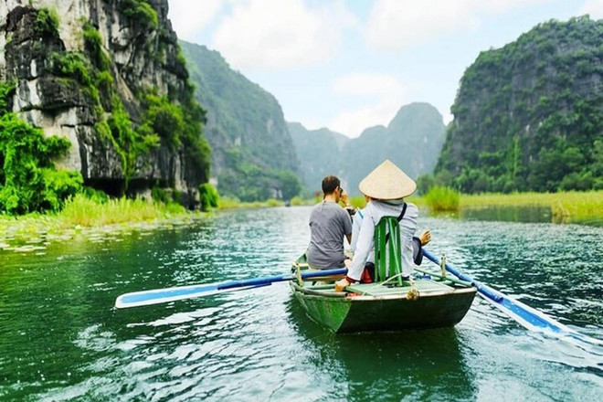 Khám phá Tràng An bằng đường sông. (Ảnh: CTV/Vietnam+) GenZ_mê khám phá_1.jpg