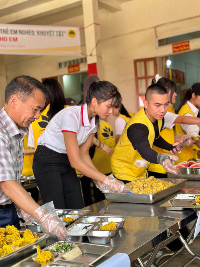 Tham gia nấu ăn cho các em nhỏ Điện Biên. (Ảnh: CTV/Vietnam+) HHen Nie don ban an cho cac em hoc sinh 01.JPG
