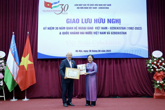 Chủ tịch Liên hiệp các tổ chức hữu nghị Việt Nam Nguyễn Phương Nga trao tặng Kỷ niệm chương 'Vì hòa bình hữu nghị giữa các dân tộc' cho ông Alisher Mukhamedov. (Nguồn: Thời Đại) Giao lưu hữu nghị nhân 30 năm quan hệ ngoại giao Việt Nam-Uzbekistan ảnh 1
