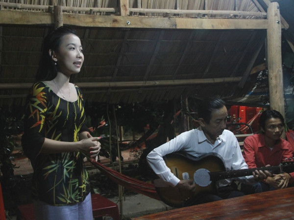 Cô gái miền Tây Binh An có giọng ca ngọt như mía lùi. (Ảnh: ChiLê/Vietnam+) Thử một lần bỏ phố đông về với xanh xanh chốn cù lao ảnh 3
