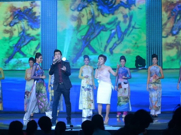 Trung Dũng và Uyên Linh song ca nhạc nền cho BST Áo dài "Ngựa." (Ảnh: BST) Nhà thiết kế Minh Hạnh mừng Xuân với BST Áo dài “Ngựa” ảnh 2