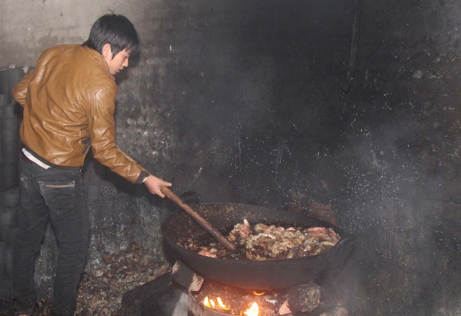 Hưng Yên tiến hành tiêu hủy 1,2 tấn mỡ bẩn không rõ nguồn gốc ảnh 1