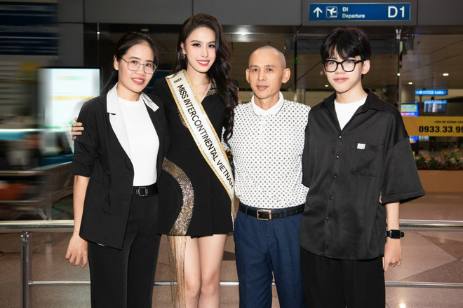 Gia đình tới tiễn Ngọc Hằng. (Ảnh: PV/Vietnam+) NGỌC HẰNG VÀ GIA ĐÌNH (2).JPG