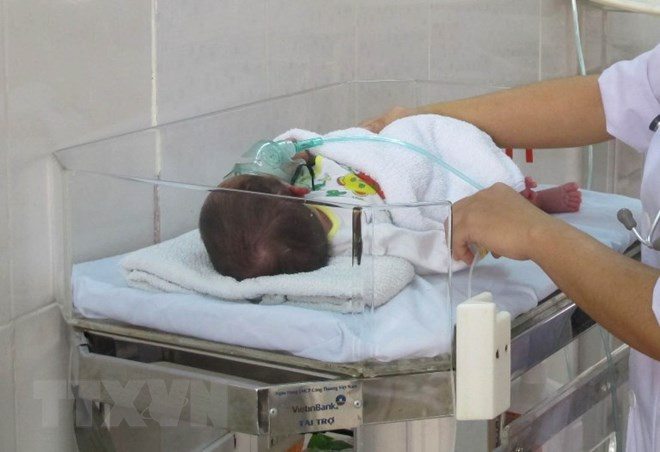 Ảnh minh họa. (Nguồn: TTXVN) Phẫu thuật cắt khối u khiến trẻ sơ sinh liên tục nôn ra sữa sau bú ảnh 1