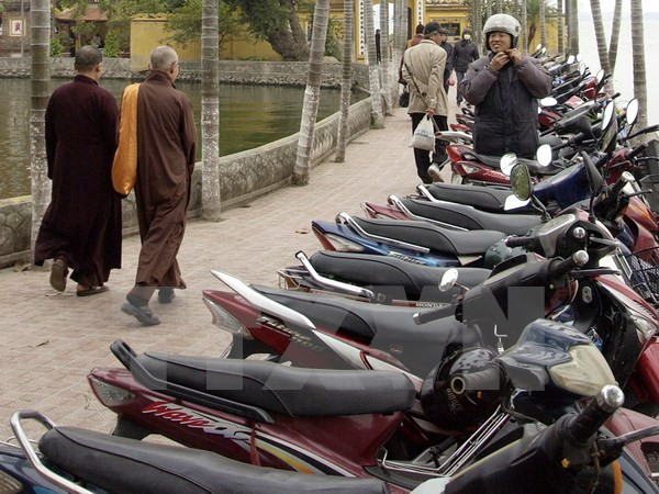 Hà Nội kiểm tra, làm rõ việc thu phí gửi xe bằng giấy viết tay ảnh 1