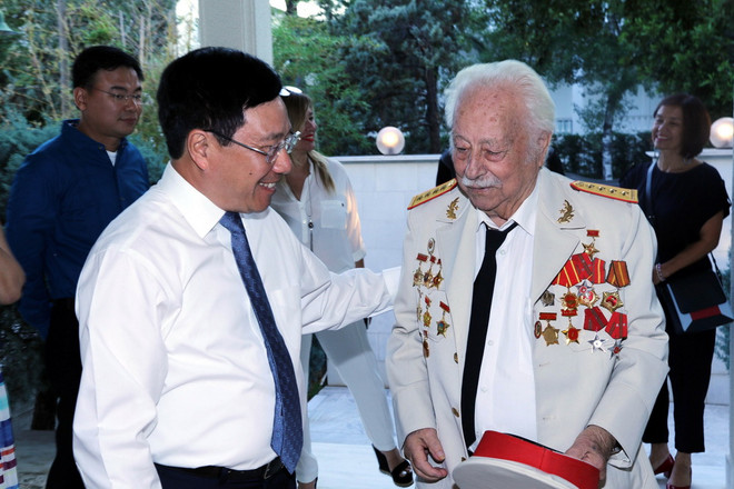 Phó Thủ tướng Phạm Bình Minh thăm Đại sứ quán Việt Nam tại Hy Lạp ảnh 2