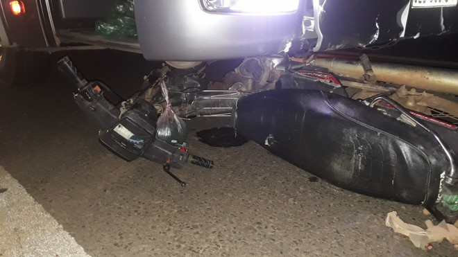 Xe khách đâm trực diện và kéo lê xe máy, 2 cha con nguy kịch ảnh 1