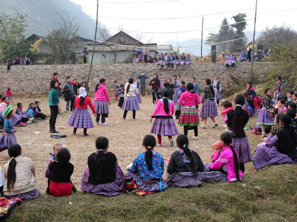 Mùa Xuân theo chân các thiếu nữ Mông đến nhà ảnh 2