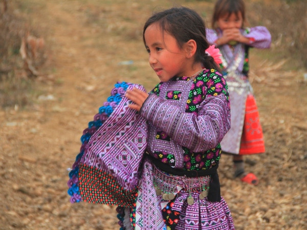 Mùa Xuân theo chân các thiếu nữ Mông đến nhà ảnh 1