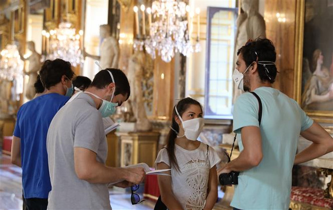 Người dân đeo khẩu trang phòng lây nhiễm COVID-19 tại Rome, Italy, ngày 23/5/2020. (Ảnh: THX/TTXVN) Tình hình dịch COVID-19: Mỹ tiếp tục dẫn đầu về số ca mắc bệnh ảnh 1