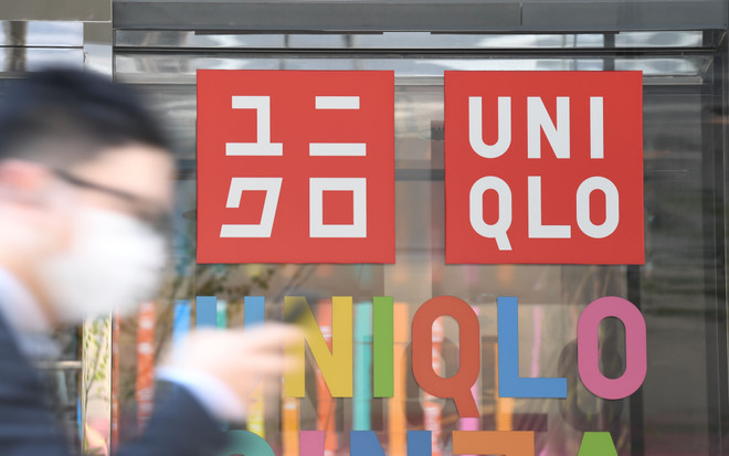 Uniqlo tham gia sản xuất khẩu trang bằng loại vải thoáng mát ảnh 1