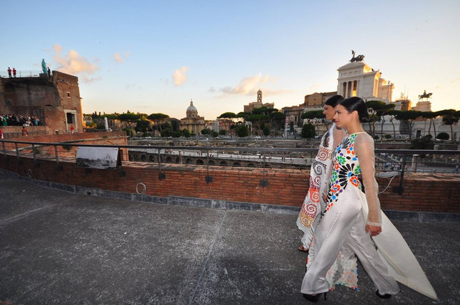 Bà Đại sứ Italy tại Việt Nam vui sướng khi được trình diễn áo dài ảnh 2