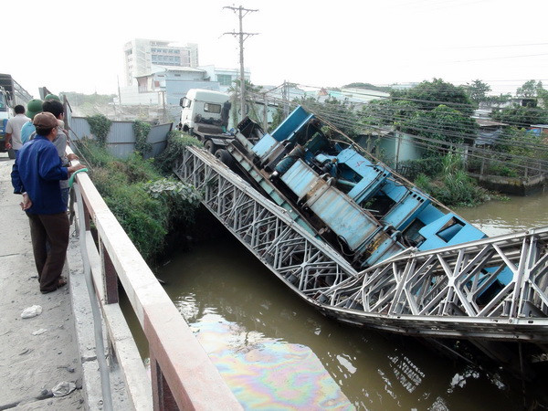 Trục vớt xe tải gây sự cố sập cầu tạm trên Quốc lộ 53 ảnh 1