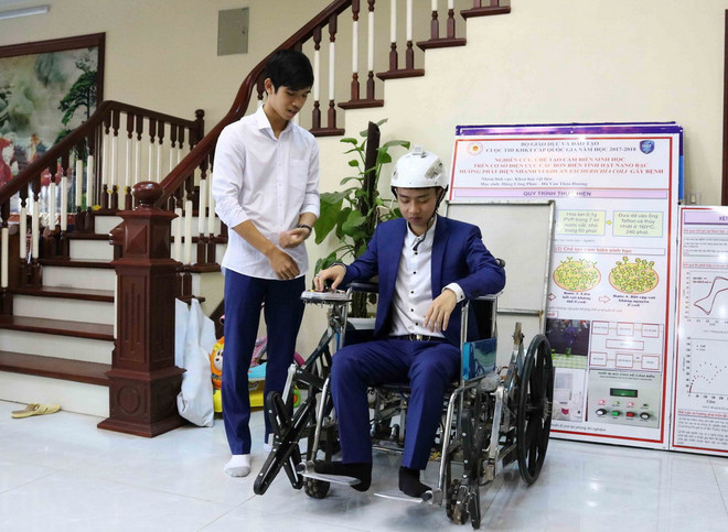 Độc đáo chiếc xe lăn leo cầu thang do hai học sinh chế tạo ảnh 1