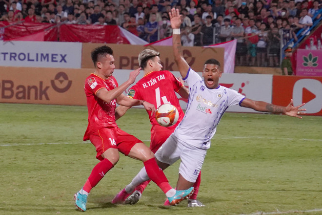 Thua sát nút CAHN, HLV Bandovic nghi vấn về quyết định của trọng tài ảnh 1