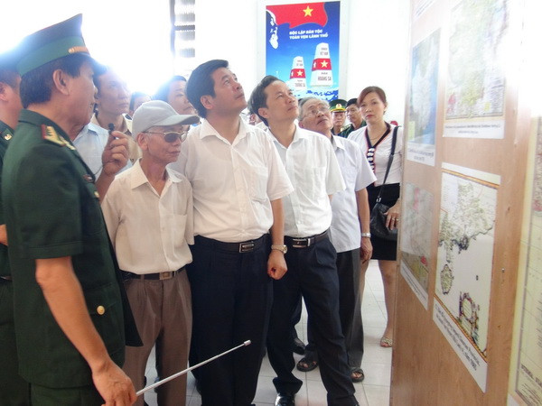Khách tham quan triển lãm "Hoàng Sa, Trường Sa-những bằng chứng lịch sử." (Ảnh: Thu Hoài/TTXVN) Triển lãm bằng chứng Hoàng Sa, Trường Sa của Việt Nam ảnh 1