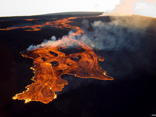 Núi lửa lớn nhất thế giới ở Hawaii có dấu hiệu "thức giấc" ảnh 1