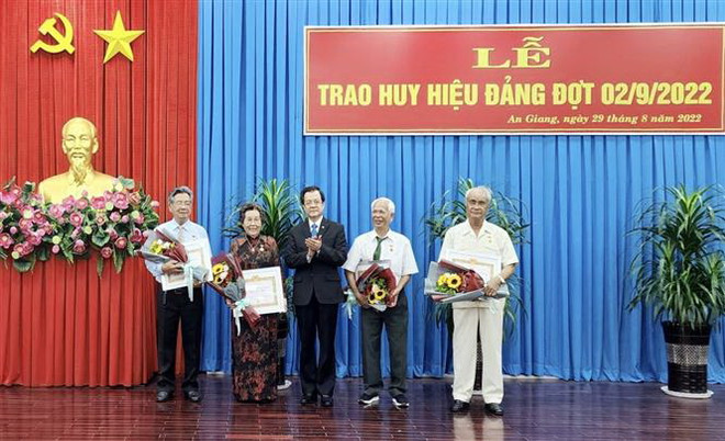 An Giang: Trao huy hiệu Đảng cho 22 đảng viên cao niên dịp 2/9 ảnh 1
