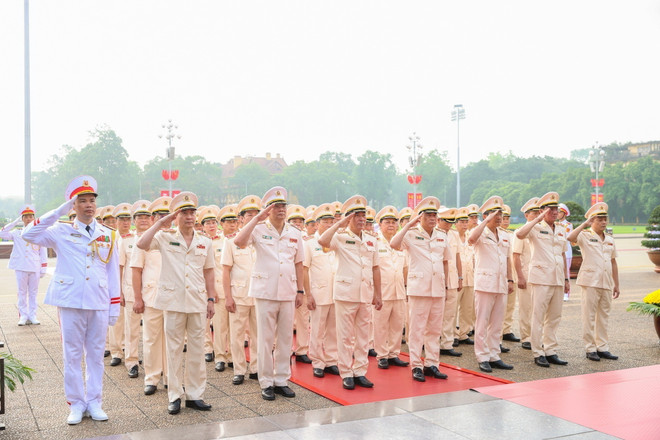 Đoàn đại biểu Đảng ủy Công an Trung ương-Bộ Công an vào Lăng viếng Chủ tịch Hồ Chí Minh. (Ảnh: Dương Giang/TTXVN) ttxvn_vao lang vieng bac 4.jpg