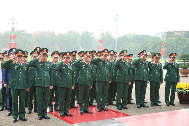 Đoàn đại biểu Quân ủy Trung ương, Bộ Quốc phòng vào Lăng viếng Chủ tịch Hồ Chí Minh. (Ảnh: Dương Giang/TTXVN) ttxvn_vao lang vieng bac 3.jpg